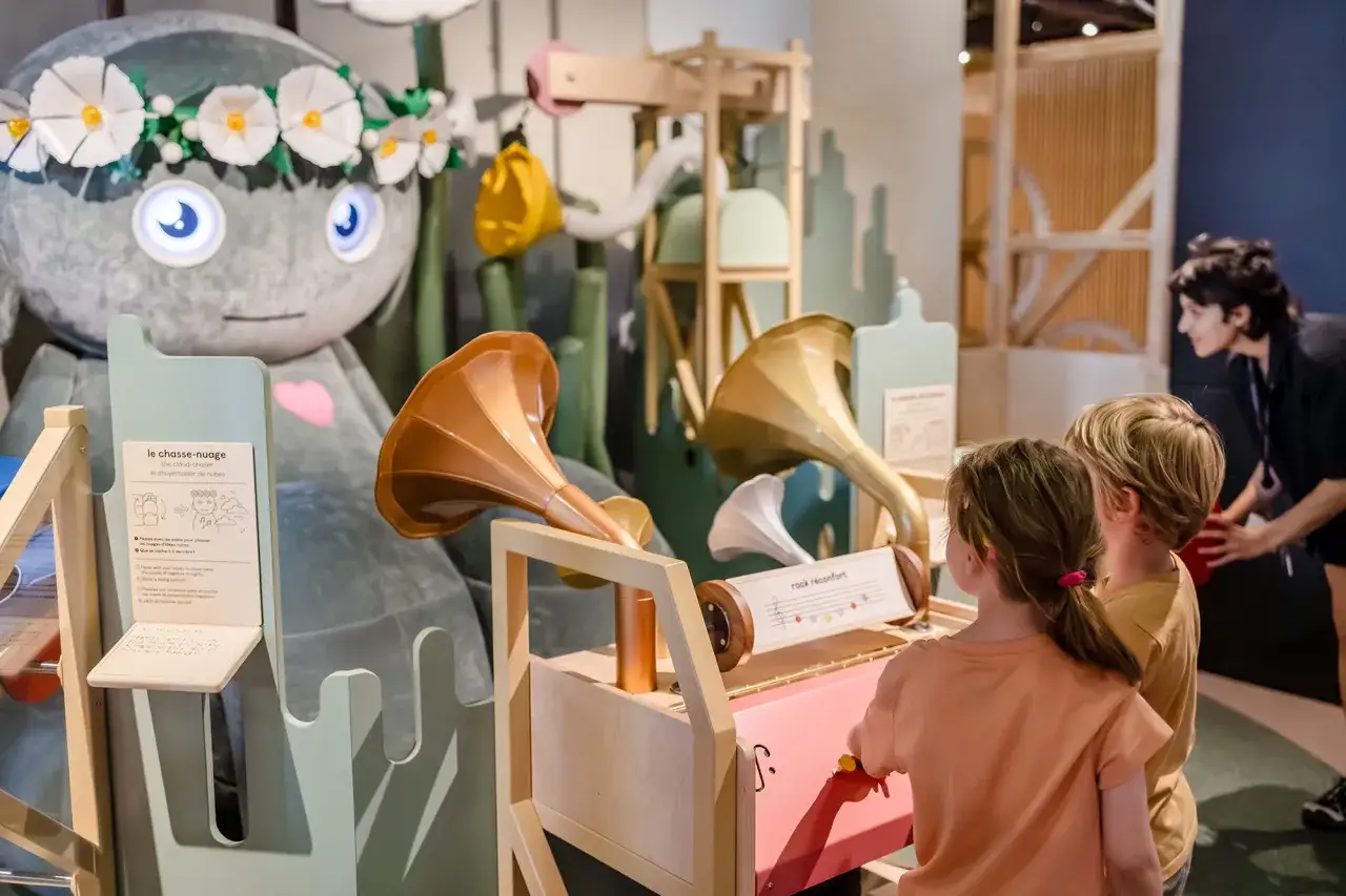 Enfants jouant avec des instruments interactifs au mus&eacute;e, une exp&eacute;rience ludique inspir&eacute;e par les cite des science Paris.