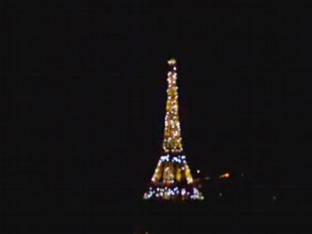 La Tour Eiffel scintille de mille feux dans la nuit parisienne, un spectacle magique.