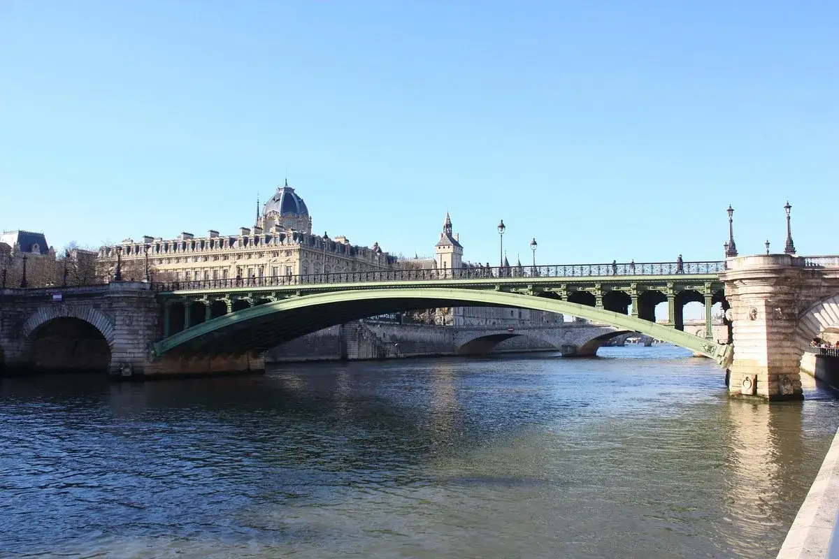 Pont Neuf et la Seine, un bon plan Paris pour admirer l'architecture.