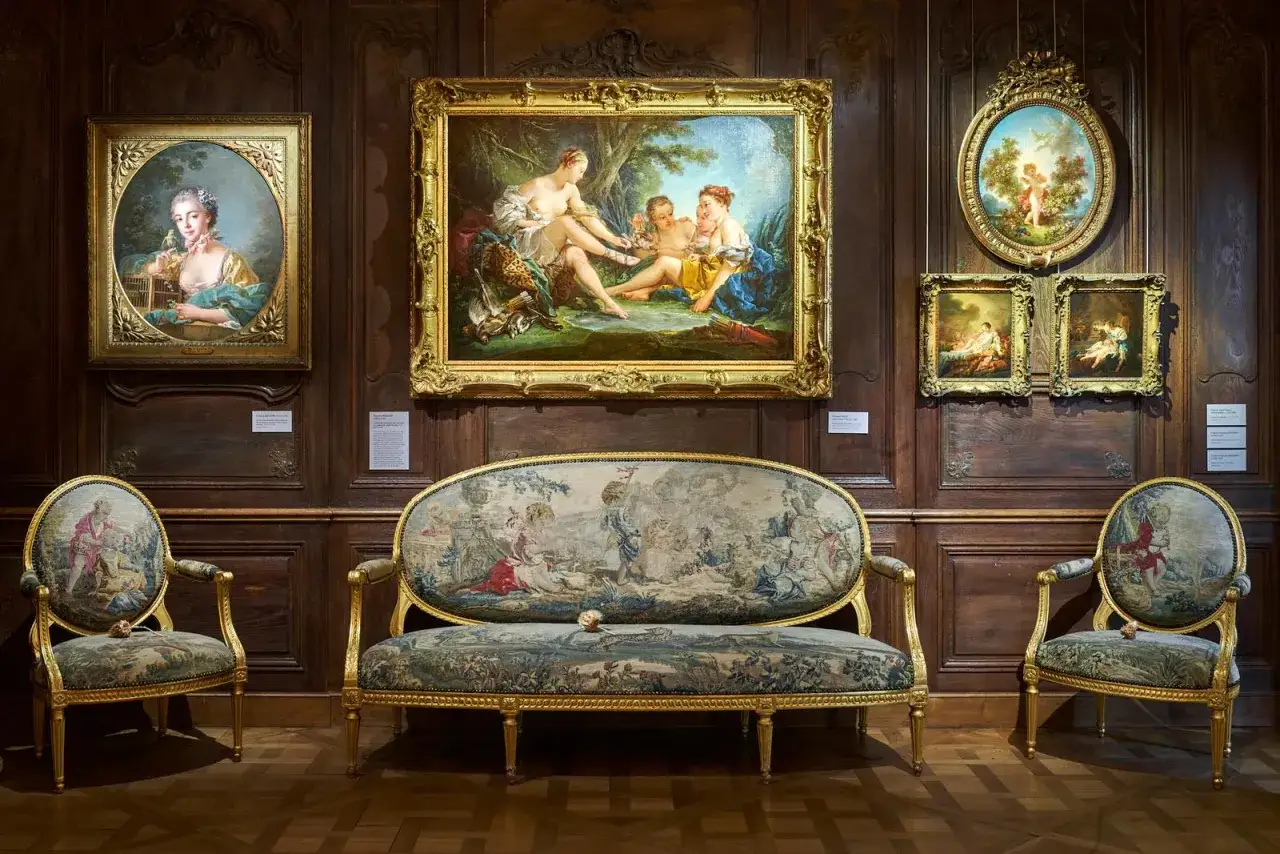 Salon rococo avec des peintures de Boucher et Fragonard, dont 