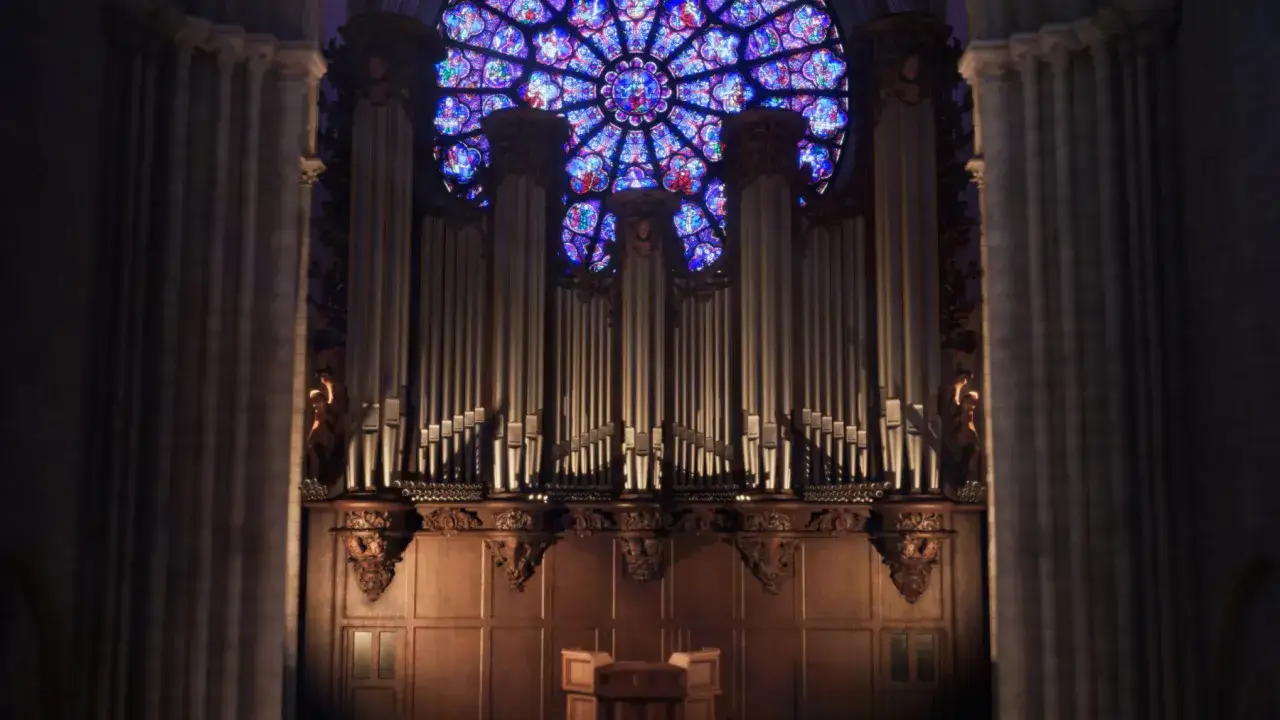 L'orgue majestueux de Notre Dame, sous sa rosace aux couleurs vives, t&eacute;moigne de la beaut&eacute; &eacute;ternelle de ce lieu sacr&eacute;.