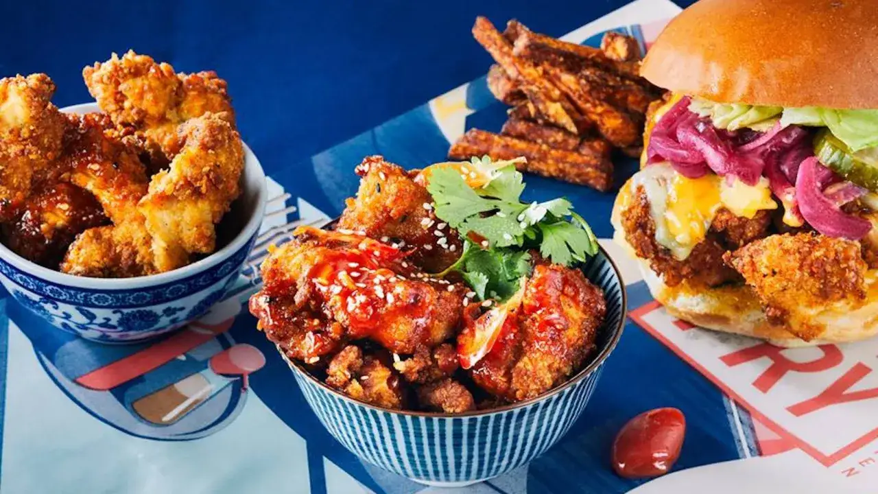 Un festin de poulet frit parisien : bouch&eacute;es croustillantes, burger gourmand et frites de patate douce.