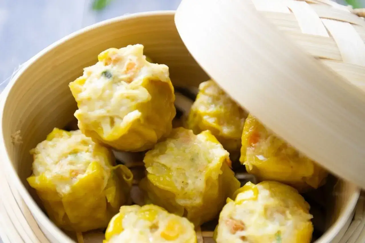 Un panier vapeur en bambou rempli de dim sum, une sp&eacute;cialit&eacute; culinaire appr&eacute;ci&eacute;e &agrave; Paris.