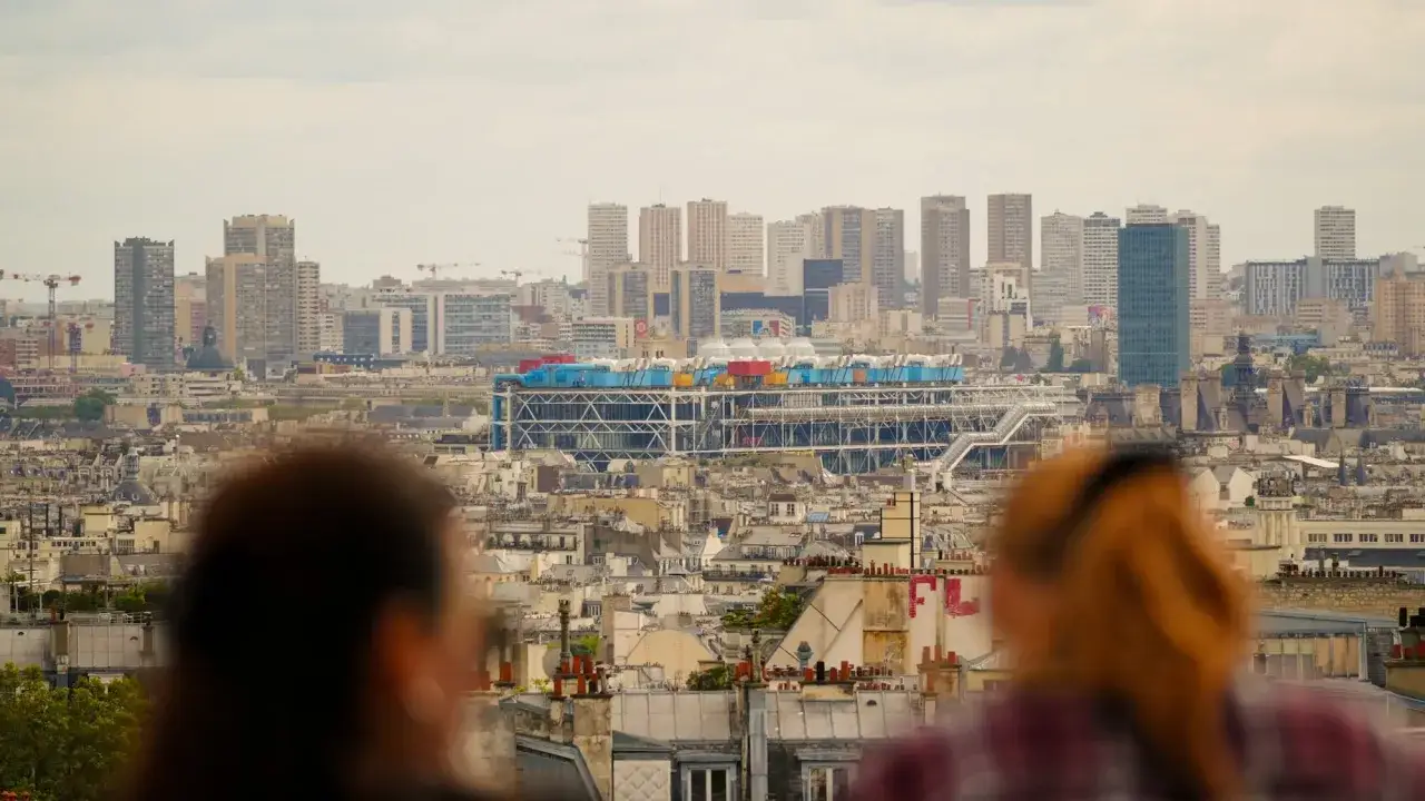 Vue panoramique de Paris avec le Centre Pompidou. Une belle journ&eacute;e pour admirer la ville, presque comme si l'on pouvait monter &agrave; la Tour Montparnasse gratuit.