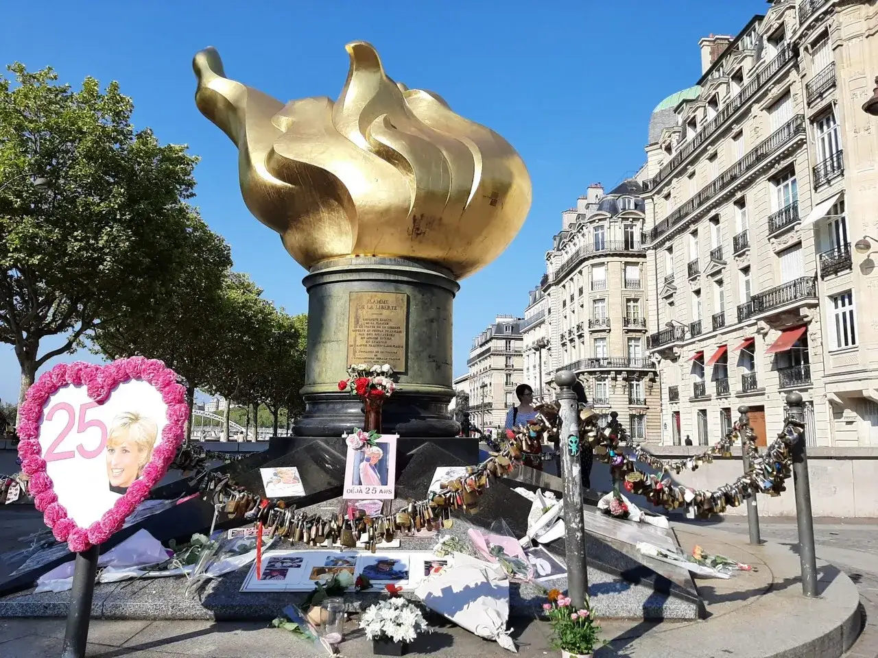 Flamme de la Libert&eacute;, m&eacute;morial pr&egrave;s du pont de l'Alma, orn&eacute; de fleurs, photos et cadenas d'amour.