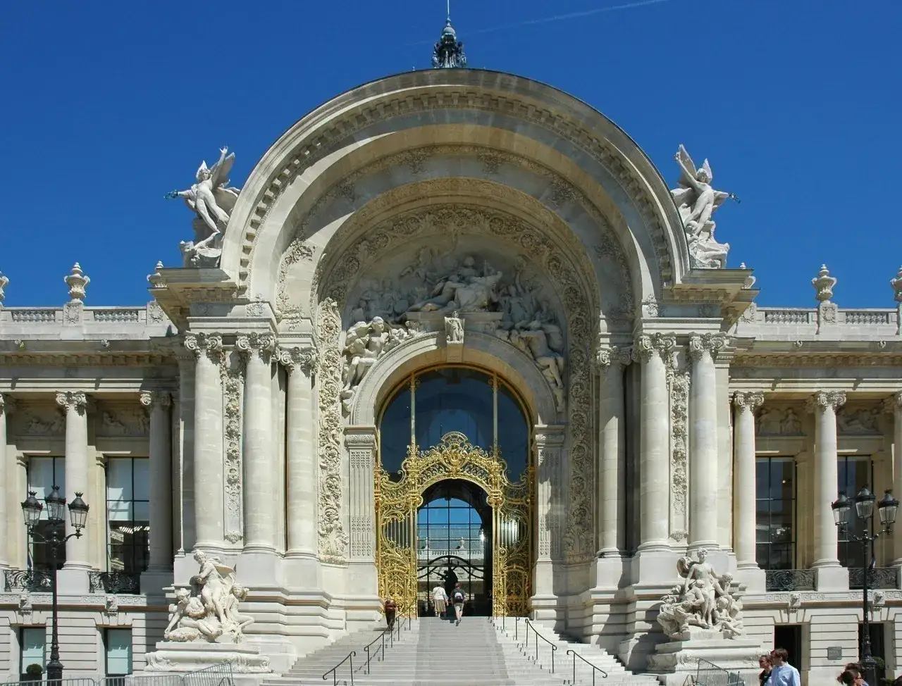 Magnifique fa&ccedil;ade orn&eacute;e de sculptures. Profitez du mus&eacute;e gratuit premier dimanche du mois pour admirer ce chef-d'&oelig;uvre architectural.
