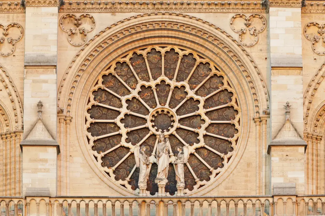 D&eacute;tail de la rosace de Notre Dame de Paris, avec des statues de la Vierge et des anges. Une visite inoubliable.