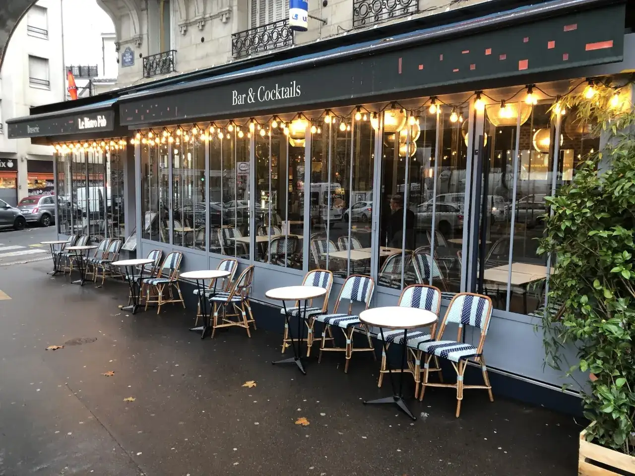 La brasserie Martin, avec ses tables et chaises bleues et blanches, invite &agrave; s'asseoir sous les guirlandes lumineuses.