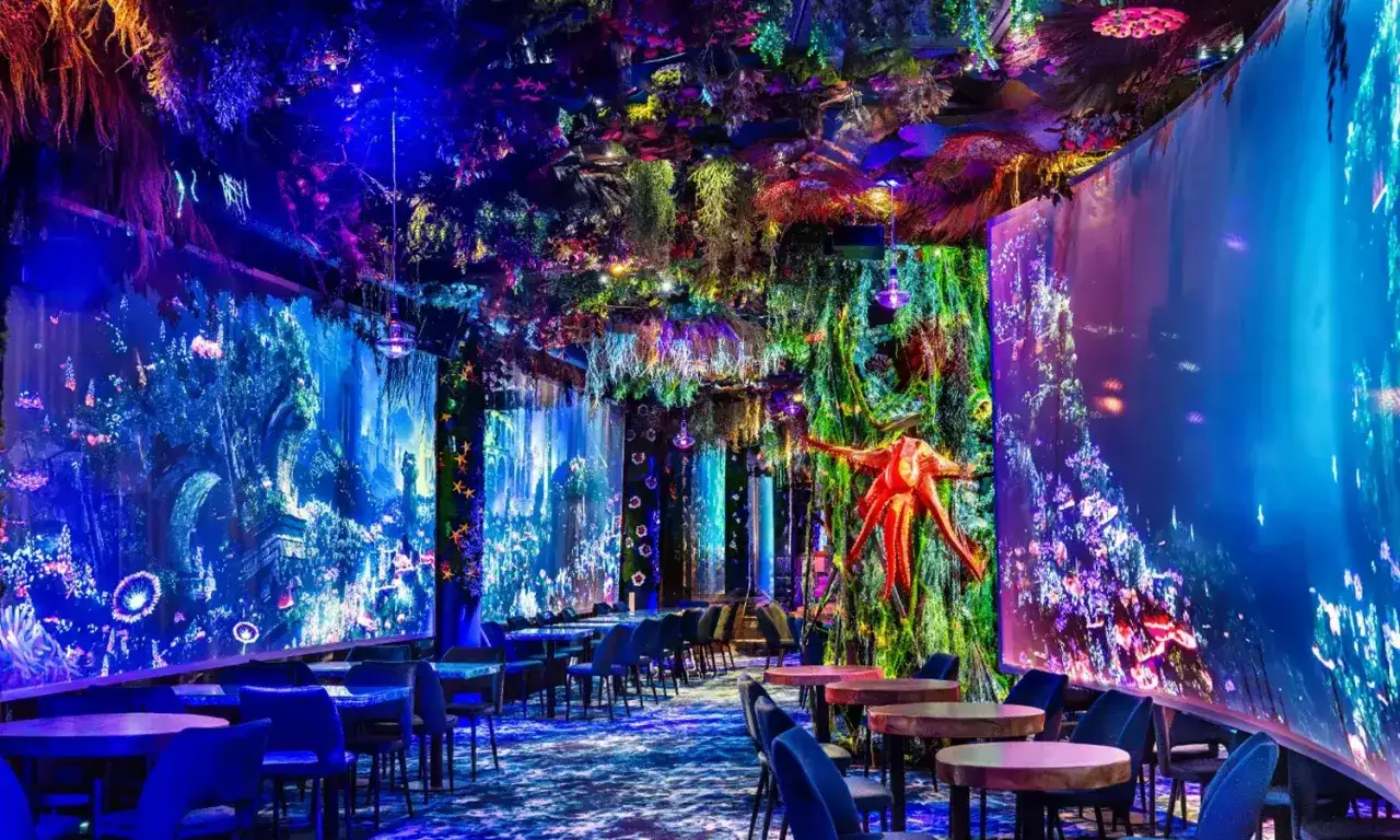 Un d&eacute;cor immersif aux allures d'&eacute;paves stellaires, avec des projections marines, des plantes suspendues et une pieuvre rouge g&eacute;ante.