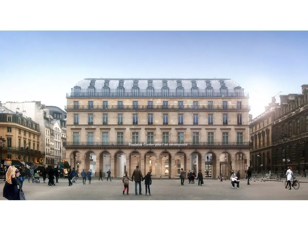 La Fondation Cartier pour l'Art Contemporain, un b&acirc;timent parisien &eacute;l&eacute;gant, se dresse sur une place anim&eacute;e o&ugrave; des passants fl&acirc;nent sous un ciel bleu.