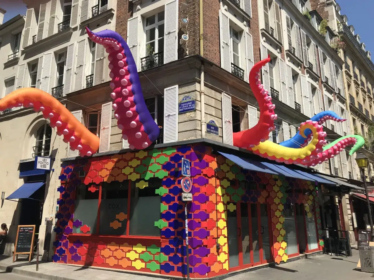 Un bar trans &agrave; Paris, COX, se pare de tentacules color&eacute;s g&eacute;ants, comme un clin d'&oelig;il marin &agrave; l'ambiance festive de la capitale.