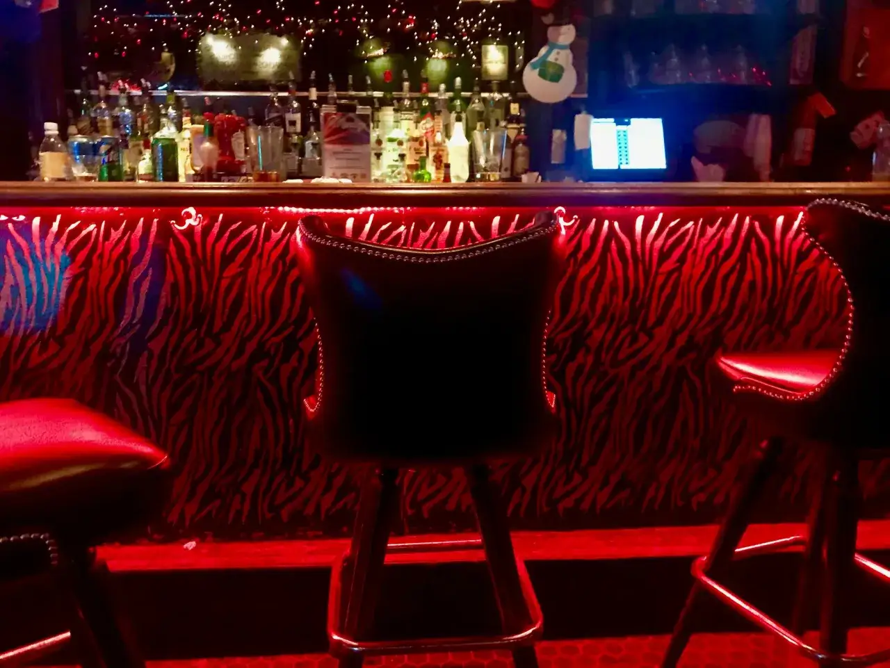 Ambiance tamis&eacute;e d'un bar, si&egrave;ges rouges et motif z&egrave;bre. Parfait pour un speed dating &agrave; Paris.