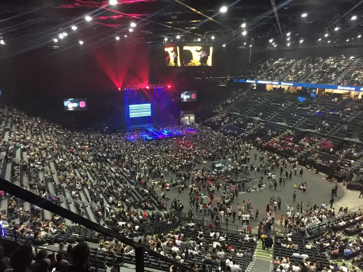 Concert de Katy Perry &agrave; Paris, une foule immense attend le spectacle sous les lumi&egrave;res vives de la sc&egrave;ne.