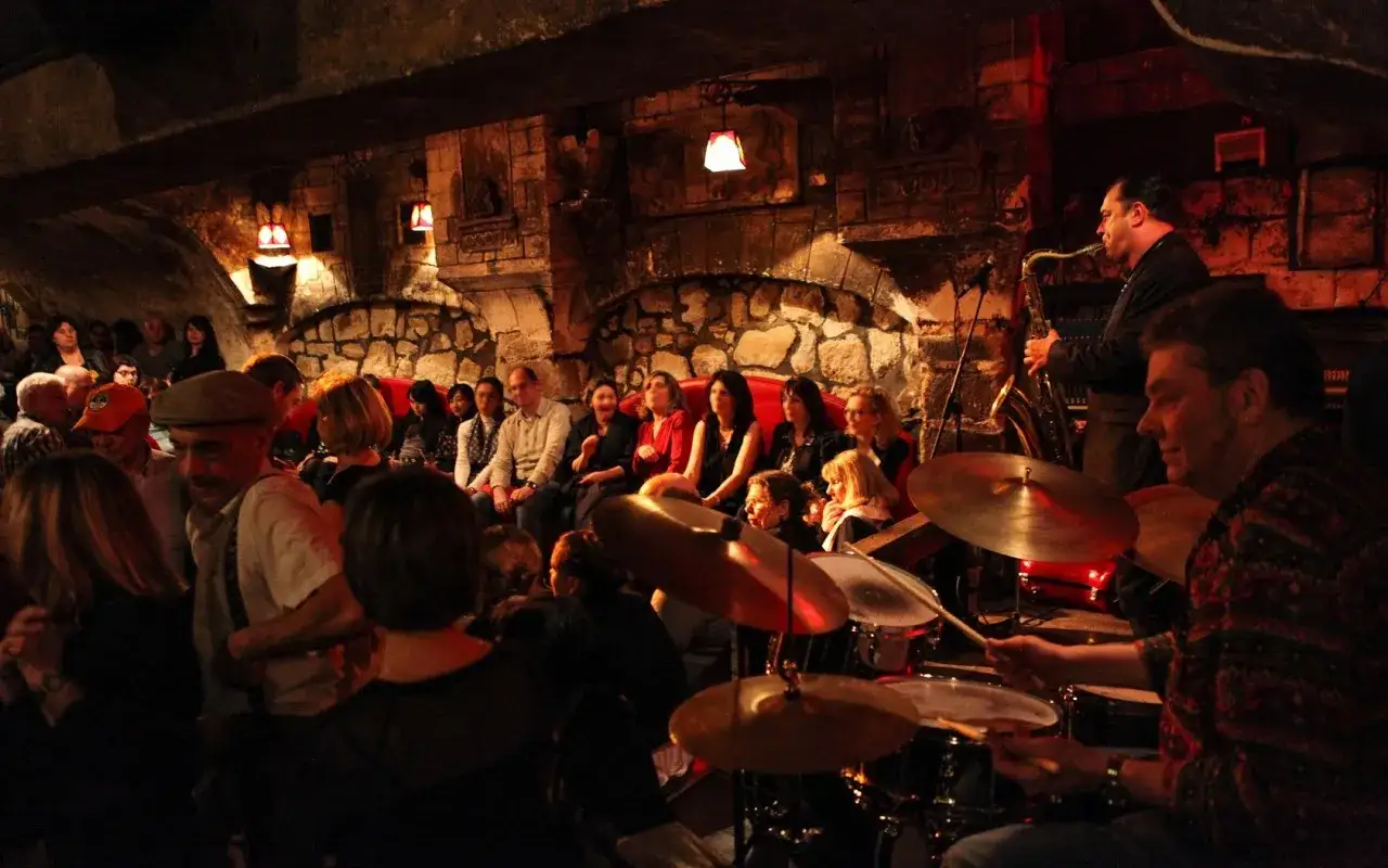 Concert de jazz au Caveau de la Huchette. Les prix abordables permettent de profiter de l'ambiance unique de ce lieu historique.