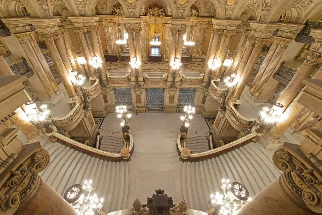 Grand escalier de l'Opéra Garnier, un chef-d'œuvre architectural. Profitez d'une visite gratuite pour admirer sa splendeur.