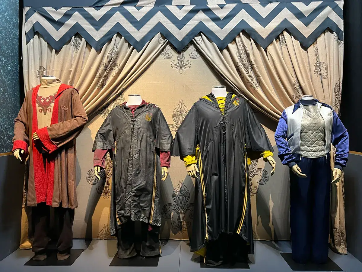 Costumes de l'exposition Harry Potter : robes de sorcier, blouson et pantalon.