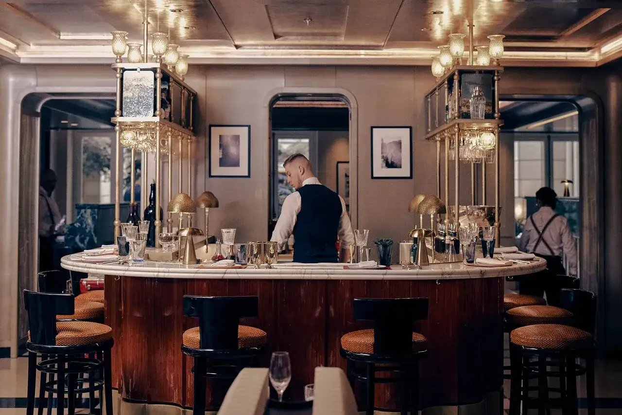 Barman au restaurant Paul Pairet, ambiance feutr&eacute;e et &eacute;l&eacute;gante.