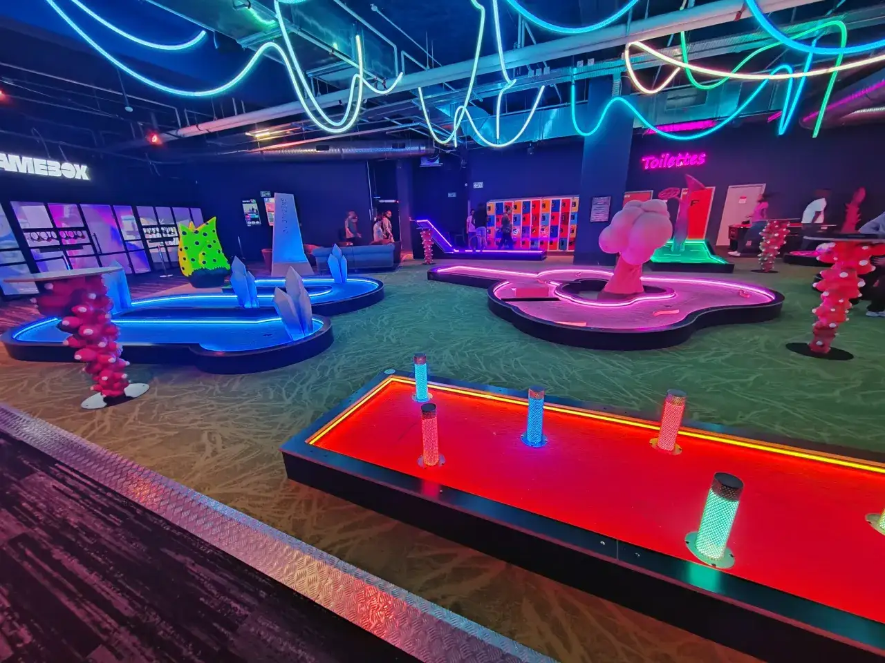 Un parcours de mini-golf futuriste, &eacute;clair&eacute; par des n&eacute;ons bleus et roses. Des obstacles &eacute;tranges et color&eacute;s, comme une plante verte g&eacute;ante, invitent &agrave; jouer au Nikito Domus.