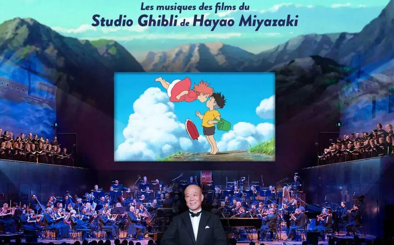 Joe Hisaishi dirige un orchestre et un ch&oelig;ur pour un concert des musiques des films du Studio Ghibli.