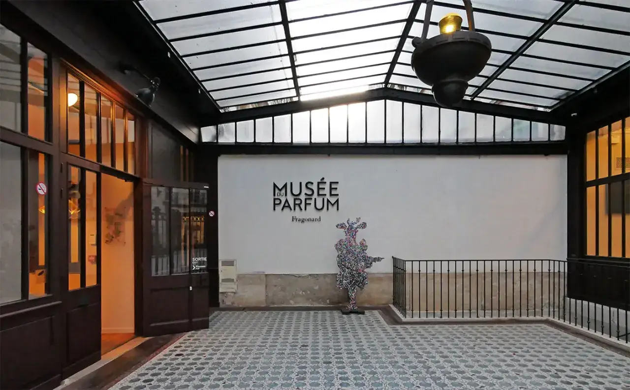 Entr&eacute;e du mus&eacute;e du parfum Fragonard. Une sculpture color&eacute;e se tient devant le logo.