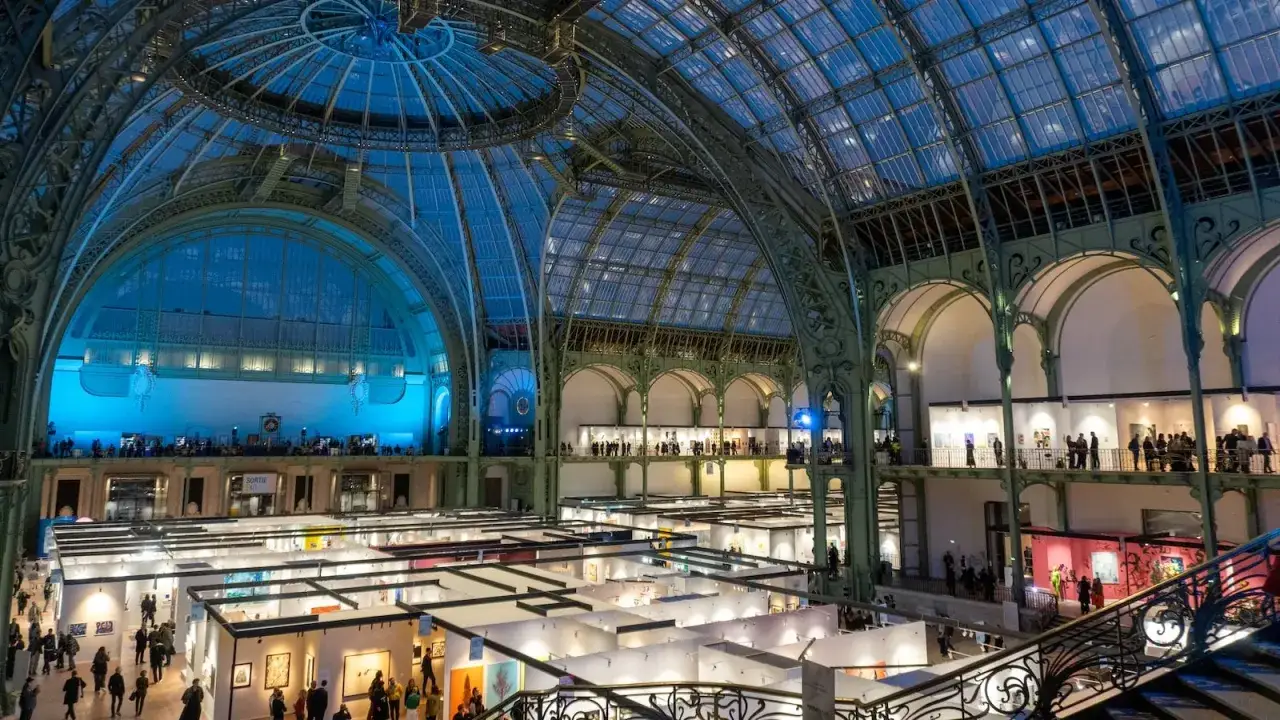 Salon d'art sous la verri&egrave;re du Grand Palais. Id&eacute;e pour savoir que faire ce week-end : fl&acirc;ner entre les stands et admirer les &oelig;uvres.