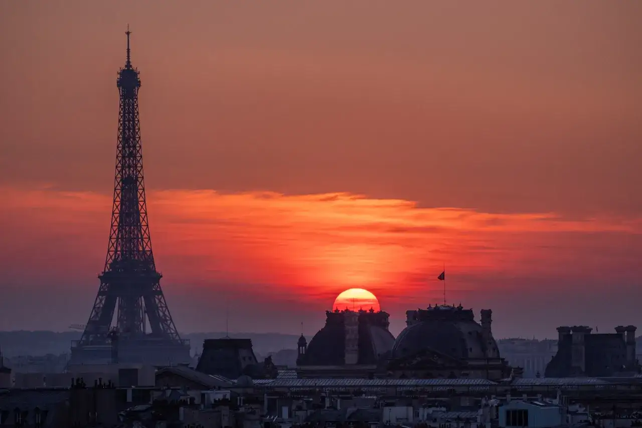 Coucher de soleil spectaculaire sur Paris, avec la Tour Eiffel et les toits de la ville. Une belle idée de quoi faire à Paris.