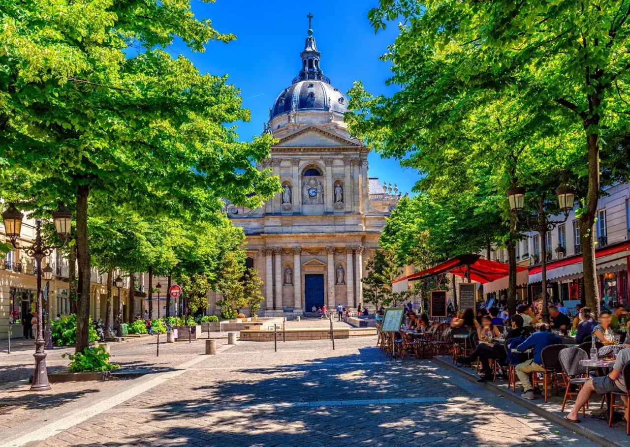 Place de la Sorbonne, Paris. Id&eacute;al pour savoir que faire ce dimanche : fl&acirc;ner, admirer l'architecture, ou s'attabler &agrave; une terrasse ensoleill&eacute;e.