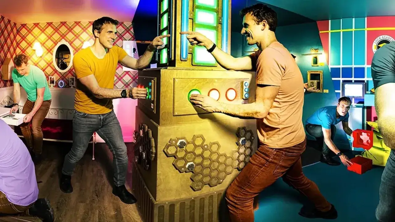Des hommes s'amusent dans un escape game à Paris, résolvant des énigmes pour enfants.