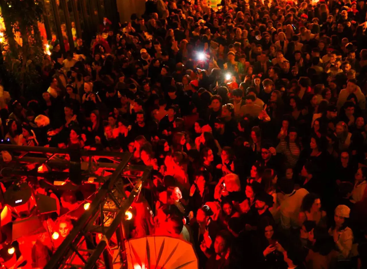 Foule en d&eacute;lire lors d'une soir&eacute;e bar halloween paris. Lumi&egrave;res rouges, ambiance festive et costumes effrayants.