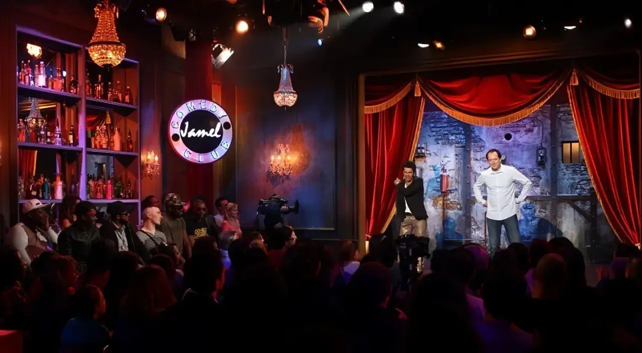 Scène d'un comedy club paris gratuit, avec des humoristes sur scène et un public attentif.