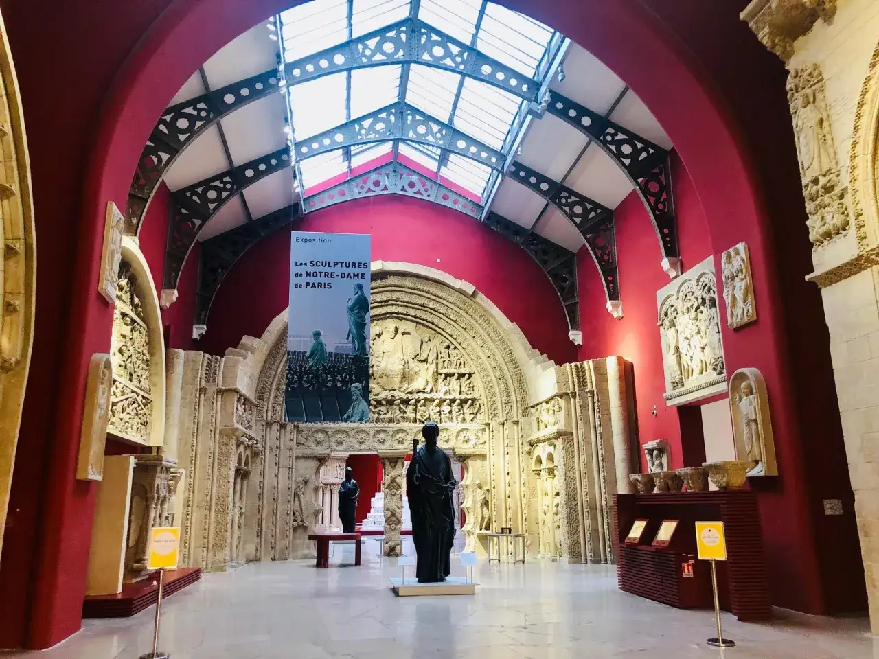Salle d'exposition du musée de Paris, présentant des sculptures médiévales de Notre-Dame.