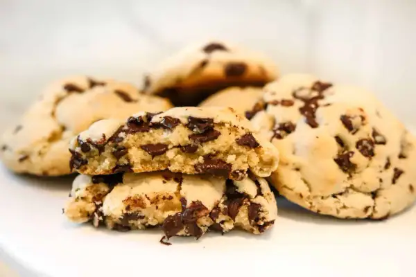 Gros plan sur des cookies aux pépites de chocolat, un délice qui rappelle un cookie Paris.
