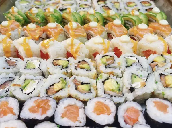 Assortiment de makis et sushis frais, un vrai régal pour les amateurs de **best sushi Paris**.