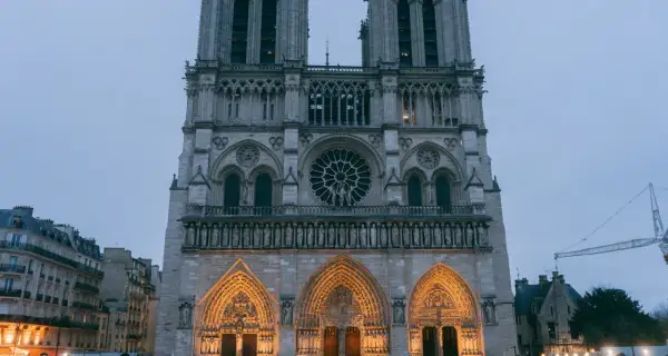Visite de Notre Dame de Paris, majestueuse cathédrale gothique illuminée, avec ses rosaces et sculptures impressionnantes.