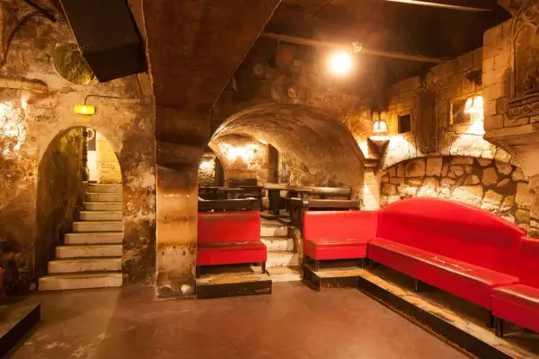 Ambiance unique au Caveau de la Huchette. Les prix sont abordables pour profiter de ce lieu historique.
