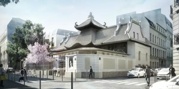 La Pagode à Paris, un bâtiment aux toits courbés, se dresse fièrement dans une rue bordée d'arbres fleuris et de bâtiments haussmanniens.
