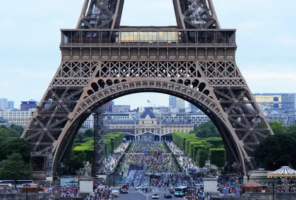 Vue depuis la Tour Eiffel, une foule nombreuse profite de la vue. La durée de visite dépend de l'affluence.