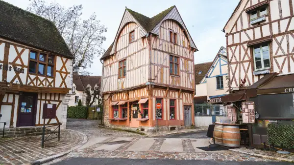 Charmant village médiéval en Île-de-France, idéal pour sortir et découvrir son architecture typique.