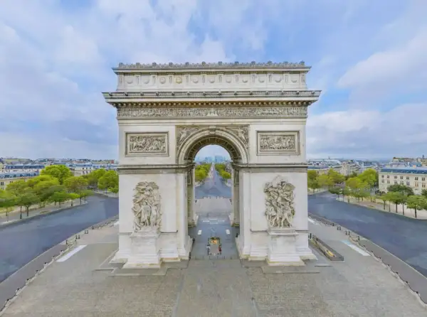L'Arc de Triomphe, monument emblématique de Paris, offre une vue imprenable. L'accès au sommet est gratuit pour certains visiteurs, une belle opportunité à saisir.