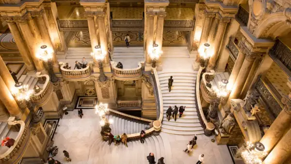 Magnifique escalier de l'Opéra Garnier. Visite gratuite pour admirer cette architecture somptueuse et ses lustres étincelants.
