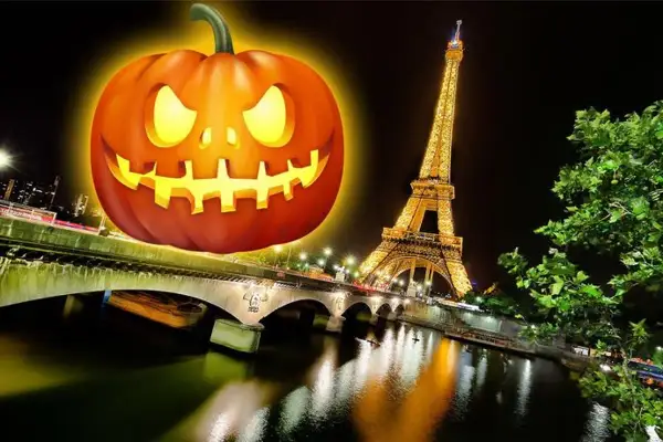 Citrouille d'Halloween lumineuse devant la Tour Eiffel illuminée, un pont et la Seine la nuit. Ambiance bar Halloween Paris.
