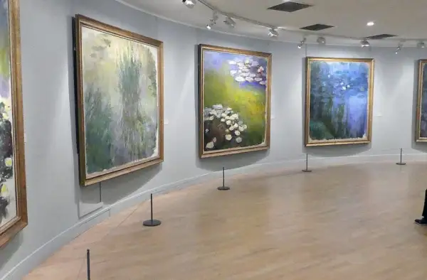 Des tableaux de nénuphars de Monet, dans une salle d'exposition du musée de Paris.