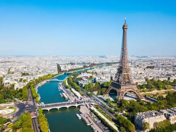 Vue aérienne de Paris avec la Tour Eiffel. Vous vous demandez "cuanto cuesta subir a la torre Eiffel" ? Admirez la vue !