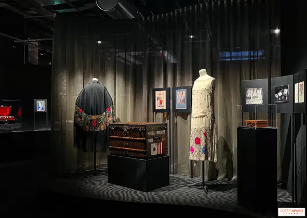 Exposition mode : manteau brodé, malle Louis Vuitton, robe art déco. Un rêve LV.