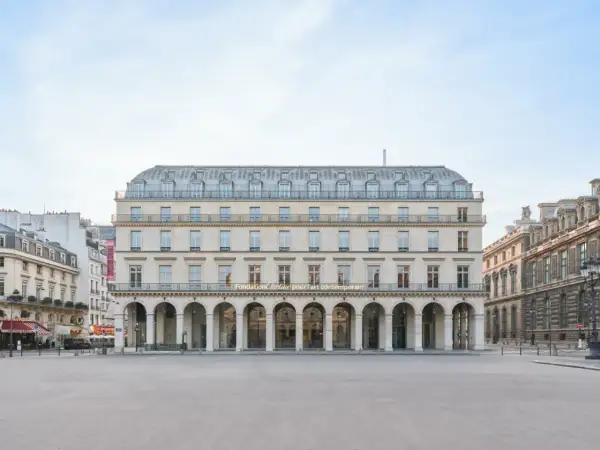 Façade de la Fondation Cartier pour l'art contemporain, avec ses arcades et son nom lumineux.