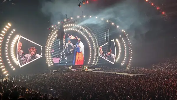 Concert des Black Eyed Peas à Paris, une foule immense sous un spectacle lumineux impressionnant.