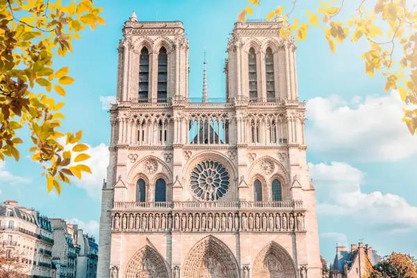 Magnifique façade de Notre-Dame de Paris, avec ses tours imposantes et sa rosace centrale. Une invitation à visiter ce joyau architectural.