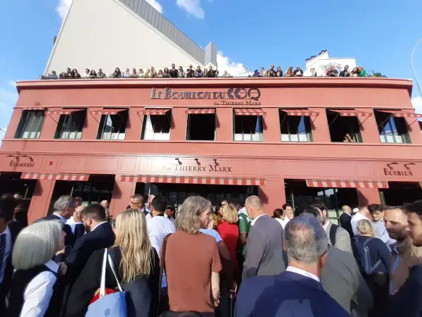 Le Bouillon du Coq, restaurant de Thierry Marx, accueille une foule sous un ciel bleu.